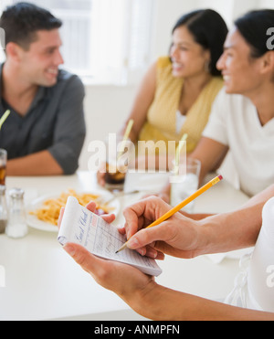 Kellnerin nehmen Bestellung im diner Stockfoto