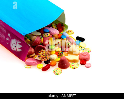 Sortierte bunte Kinder- Liebling aussuchen, Süßigkeiten Süßwaren vor einem weißen Hintergrund ohne Menschen und einen Freistellungspfad isoliert Stockfoto