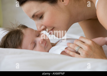 Mutter, küssen schlafendes baby Stockfoto