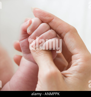 Nahaufnahme der Mutter des Babys Hand hält Stockfoto