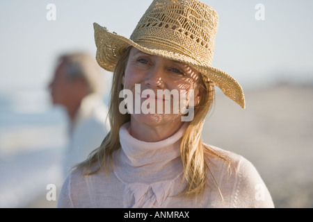 Frau mit Strohhut Stockfoto