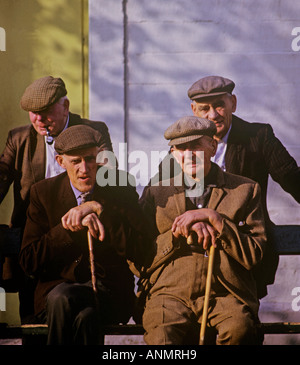 Gruppe von älteren Männern auf ein Dorf Bank beobachten die Welt Dumphries Zeitvertreib Stockfoto