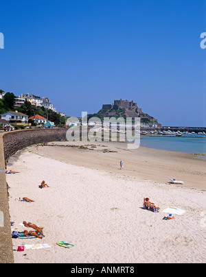 Mt Hochmuts Schloss und den Hafen vom weißen Sandstrand am nördlichen Ende von The Royal Bay Grouville Jersey Stockfoto