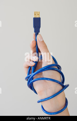 Frau mit USB-Kabel Stockfoto