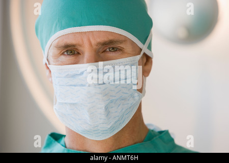 Männlichen Arzt tragen Mundschutz Stockfoto