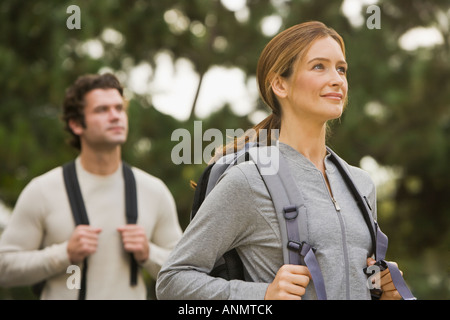 Paar tragen Rucksäcke in Wäldern Stockfoto