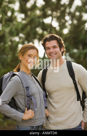 Paar tragen Rucksäcke in Wäldern Stockfoto