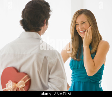 Mann Frau mit Valentinstag Geschenk überraschen Stockfoto