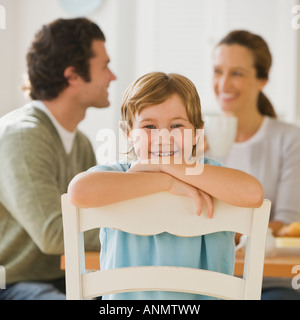 Boy sitzen nach hinten im Stuhl Stockfoto