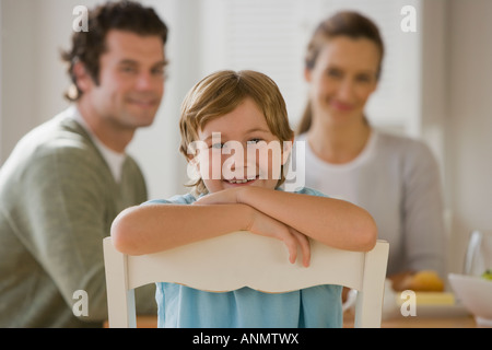 Boy sitzen nach hinten im Stuhl Stockfoto