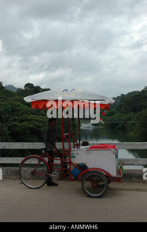 Mann verkaufte Eis auf der Brücke über den River in Kerala Süd-Indien Stockfoto