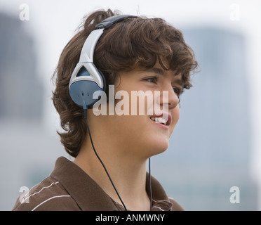 Teenager Boy mit Kopfhörern Stockfoto