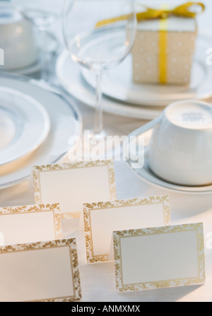 Blanko-Karten neben Gerichten am Tisch Stockfoto