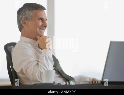 Geschäftsmann am Schreibtisch Stockfoto