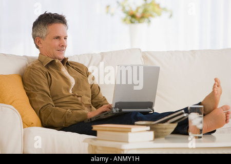 Mann am Laptop tippen Stockfoto