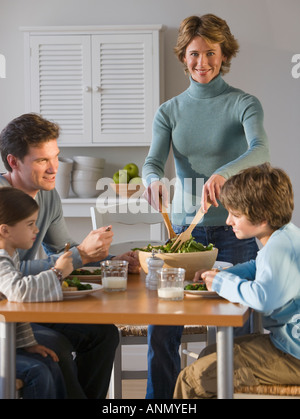 Familie am Tisch essen Stockfoto