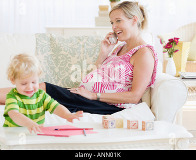 Schwangere Mutter am Telefon sprechen Stockfoto