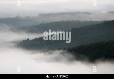 Täler Hügel Sporen fallen in den Nebel in den frühen Morgenstunden Stockfoto