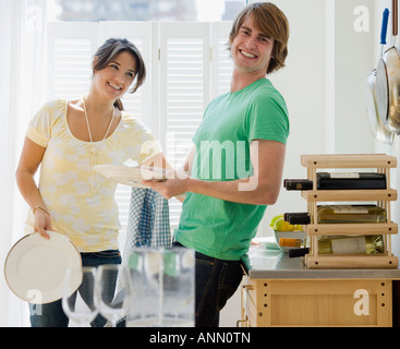 Paar abwaschen in der Küche Stockfoto