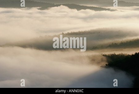 Licht des frühen Morgens auf das Lot-Tal in Frankreich bei Tagesanbruch Stockfoto
