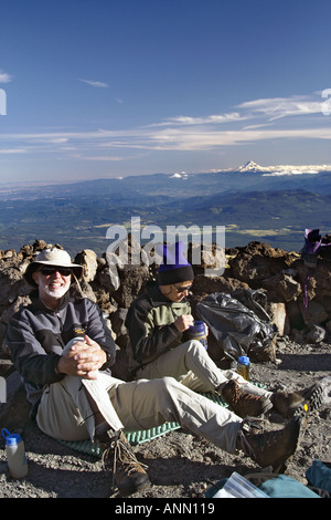 Mann und Frau sitzen in einem alpinen camp Mount Adams Yakima County Cascade Mountains Washington USA Stockfoto
