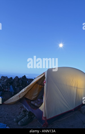 Zelt in einem alpinen Camp unter Vollmond Mount Adams Yakima County Cascade Mountains Washington USA Stockfoto