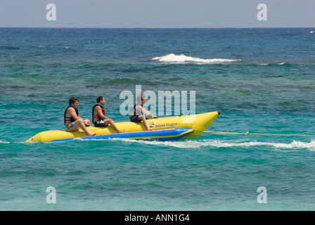 Touristen auf Banane Boot in Punta Cana, Dominikanische Republik, August 2006 Stockfoto