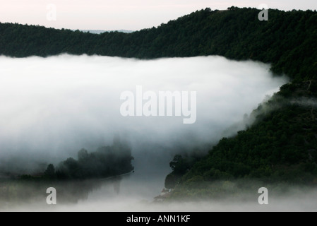 Am frühen Morgennebel gefangen im Tal des Flusses Lot, Süd-west Frankreich Stockfoto
