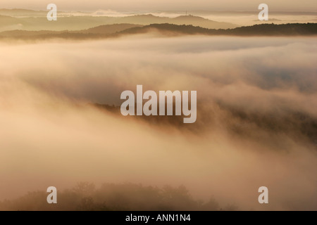 Dawn Landschaft mit Nebel über das Lot-Tal, Frankreich Stockfoto