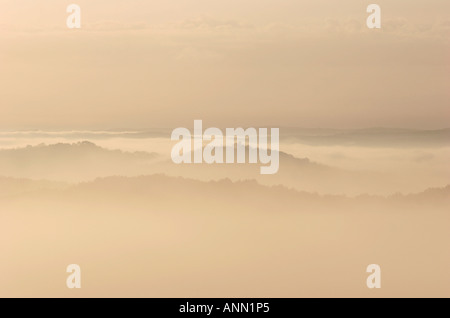 Landschaft mit Hügeln, die aufstrebenden bilden die Wolken Stockfoto