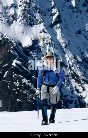 Mann, Klettern im Schnee in den Bergen Mount Walker Snohomish County, Washington USA Stockfoto