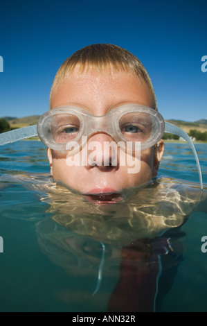 Jungen tragen Swimming goggles in Wasser, Utah, USA Stockfoto