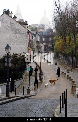 Gepflasterte Straße in Montmartre im Vorfeld der Basilika de Sacré Coeur Paris France Stockfoto