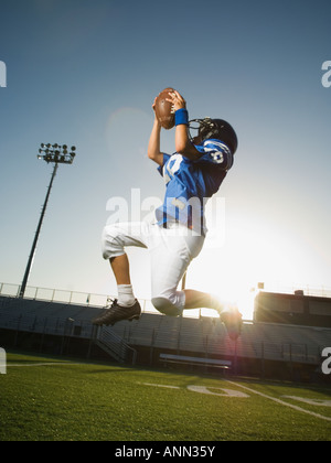 Junge Spieler fangen Fußball Stockfoto