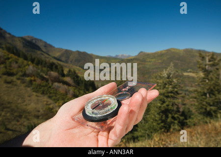Nahaufnahme von Mann, Kompaß, Utah, USA Stockfoto