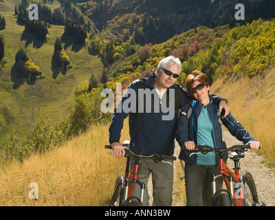 Älteres Paar mit Mountain-Bikes, Utah, Vereinigte Staaten Stockfoto