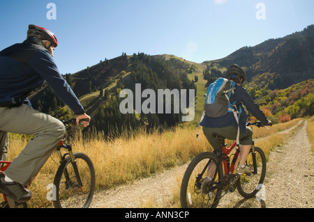 Älteres Paar, Reiten, Mountain-Bikes, Utah, Vereinigte Staaten Stockfoto