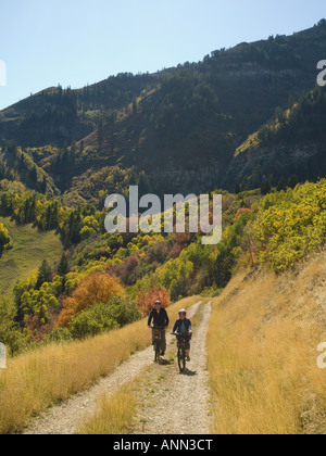 Älteres Paar, Reiten, Mountain-Bikes, Utah, Vereinigte Staaten Stockfoto