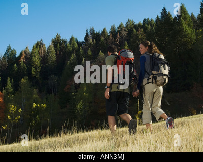 Paar Wandern mit Rucksäcken, Utah, USA Stockfoto