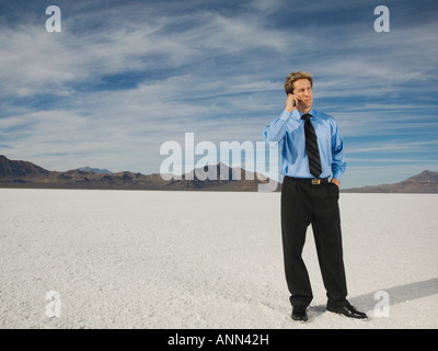 Unternehmer sprechen über Handy, Salinen, Utah, Vereinigte Staaten Stockfoto