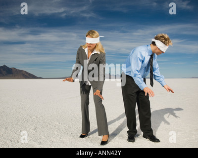 Mit verbundenen Augen Geschäftsleute auf Salinen, Salinen, Utah, USA Stockfoto