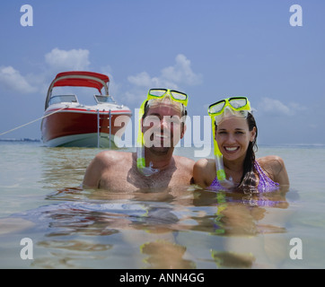 Paar mit Schnorchelausrüstung in Wasser, Florida, Vereinigte Staaten Stockfoto