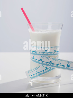 Maßband umwickelt Glas Milch Stockfoto