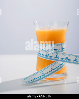 Maßband umwickelt Glas Orangensaft Stockfoto