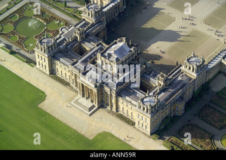 Luftaufnahme von Blenheim Palace mit Gartenanlage in der Nähe von Woodstock in Oxfordshire, einst die Heimat von Winston Churchill Stockfoto