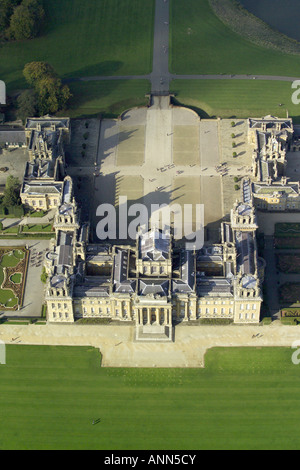 Luftaufnahme von Blenheim Palace mit Gartenanlage in der Nähe von Woodstock in Oxfordshire, einst die Heimat von Winston Churchill Stockfoto