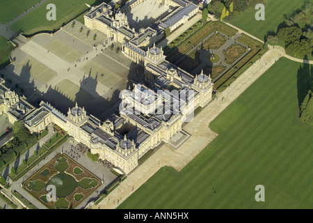 Luftaufnahme von Blenheim Palace mit Gartenanlage in der Nähe von Woodstock in Oxfordshire, einst die Heimat von Winston Churchill Stockfoto