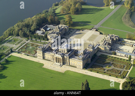 Luftaufnahme von Blenheim Palace mit der See und formale Gärten in der Nähe von Woodstock in Oxfordshire, einst die Heimat von Winston Churchill Stockfoto