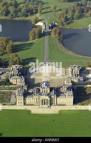 Luftaufnahme von Blenheim Palace mit der See und formale Gärten in der Nähe von Woodstock in Oxfordshire, einst die Heimat von Winston Churchill Stockfoto