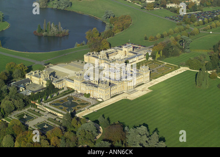 Luftaufnahme von Blenheim Palace mit der See und formale Gärten in der Nähe von Woodstock in Oxfordshire, einst die Heimat von Winston Churchill Stockfoto